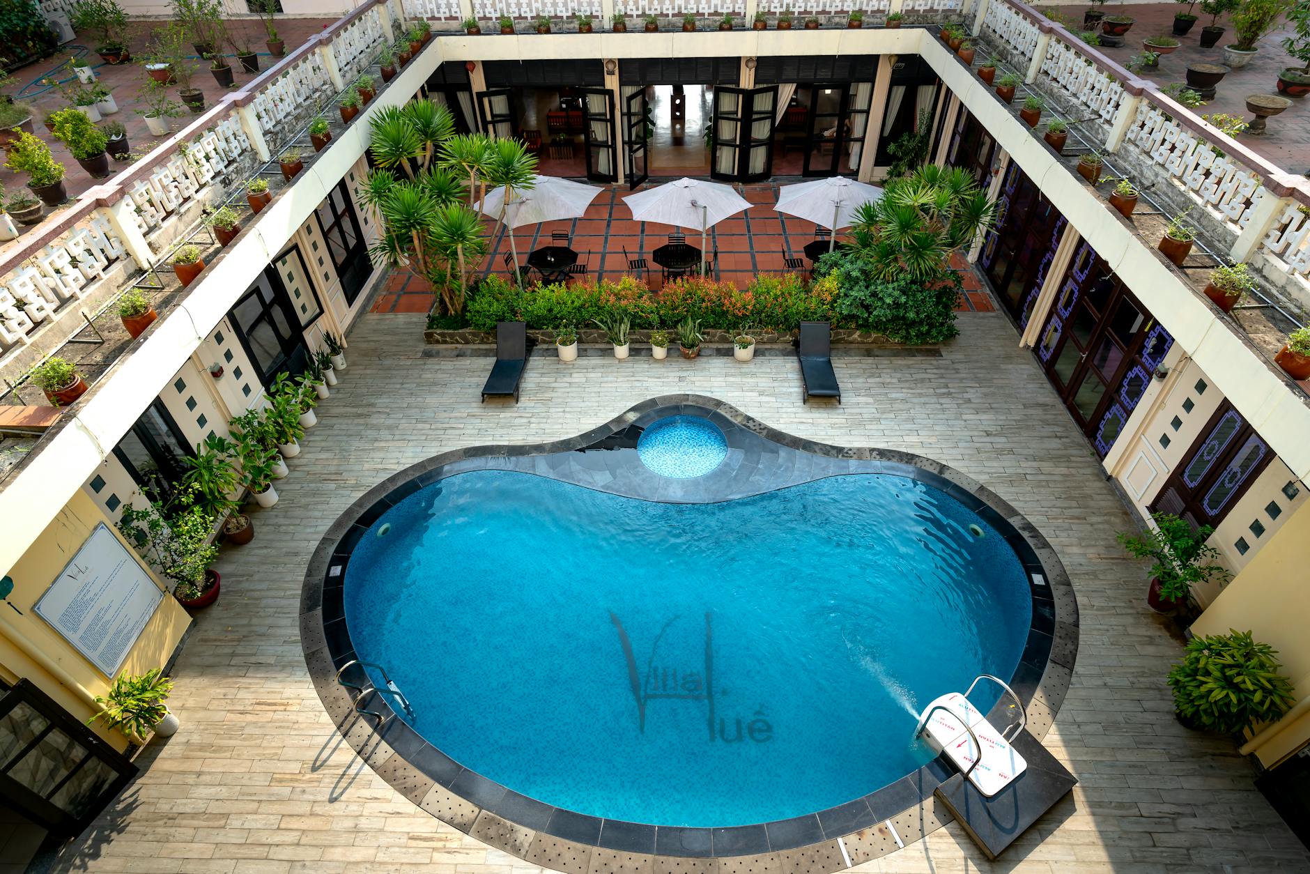 Fibreglass plunge pool with hydrotherapy bench in a Prospect, Adelaide courtyard